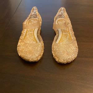 Girls jelly Mary Jane shoes worn only once! Color gold. Size 12/13